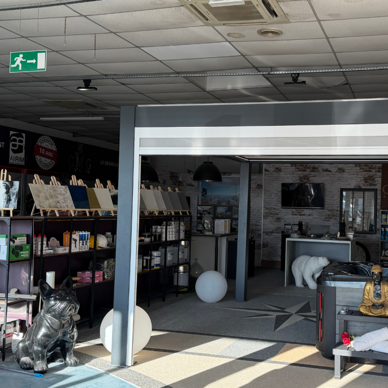 Showroom CMG LYON à ROCHETOIRIN Pergola bioclimatique et revêtements de sol en résine Showroom CMG LYON avec pergola bioclimatique éclairée par LED, produits, échantillons et accessoires pour revêtement de sol en résine